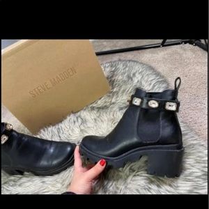 Amulet Steve Madden boots